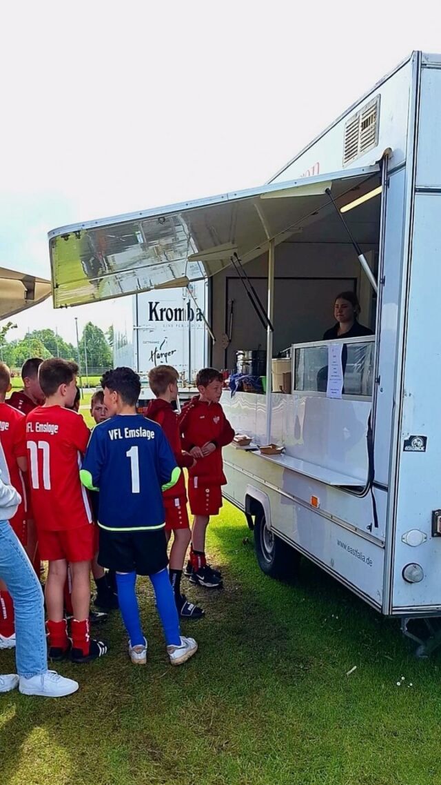 https://www.vfl-emslage.de/2024/06/26/27-dinkelcup-und-unsere-d1-war-wieder-mit-dabei/ Es war wieder einmal so weit: Der 27. Dinkel-Cup in Neuenhaus stand an, und der VfL Emslage war natürlich mit von der Partie. Schon am frühen Samstagmorgen (15.06.2024) machten sich die D1-Jugendmannschaft und ihre Betreuer Rolf Kock, Thomas Stroot und Martin Rüther auf den Weg. Bei der Ankunft öffnete der Himmel all seine Pforten, sodass die Zelte bei strömendem Regen aufgebaut werden mussten. Eine Teilnahme an diesem Turnier ist aber nur möglich, wenn man auch vor Ort zeltet. Ein paar unerschrockene Teams waren schon am Freitag angereist und hatten sich eine gratis Dusche von Mutter Natur abgeholt.
Um 11 Uhr ging es dann los: 11 D-Jugend- und 6 C-Jugendmannschaften traten gegeneinander an. Unser erstes Spiel gegen die JSG Neuenhaus/Veldhausen/Lage D1, die frischgebackenen Kreisliga-Meister Grafschaft Bentheim, endete torlos. Ein guter Start! Doch dann kam das zweite Spiel gegen die JSG Hauenhorst (bei Rheine). In einem spannenden Match mussten wir uns mit 0:1 geschlagen geben. Die Mittagspause mit Pommes und Bratwurst könnte eine Rolle gespielt haben – vielleicht waren wir danach ein bisschen zu gemütlich drauf! 😉