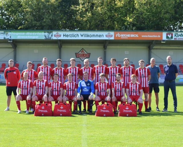 Wir vom VfL freuen uns auf die großzügige Unterstützung von Hagebauprofi Mayrose Meppen für unsere dritte Herrenmannschaft. Dank des Engagements des Unternehmens konnte unsere VfL III. mit 35 hochwertigen Trainingstaschen ausgestattet werden. Die Taschen wurden feierlich durch den Geschäftsführer von Mayrose, Torsten Niers, überreicht.
Bereits in der vergangenen Saison wurde unsere zweite Herrenmannschaft mit Taschen von Hagebauprofi Mayrose ausgestattet. Nun hat auch unsere VfL III. von dieser Unterstützung profitiert. Bei der Übergabe war vom Vorstand des VfL Emslage Thomas Jakobs anwesend, der die Bedeutung solcher Partnerschaften für den Verein hervorhob.
Als Zeichen der Dankbarkeit überreichte Kapitän Gabriel Thyen im Namen der Mannschaft einen Präsentkorb und ein kleines Dankeschön an Torsten Niers. Auch der VfL Emslage möchte sich herzlich bei Torsten und dem gesamten Team von Mayrose für ihre großartige Unterstützung bedanken.
Wir wünschen unserer VfL III viel Erfolg in den kommenden Ligaspielen und Pokalrunden!