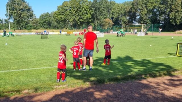 Am vergangenen Wochenende fand in Dalum der erste Blockspieltag für die Mini-Kicker statt. Bei gutem Wetter und in bester Stimmung traten die kleinen Fußballer gegeneinander an und zeigten dabei, wie viel Spaß und Freude sie am Spiel haben.

Für die Mini-Kicker und ihre Familien war es ein rundum gelungener Vormittag, der einmal mehr zeigte, wie viel Freude der Fußball den Kleinsten bereitet. Ein großes Dankeschön geht an die Gastgeber vom SV Dalum, die den Spieltag organisiert haben! Text und Bilder von Sebastian Hicking.