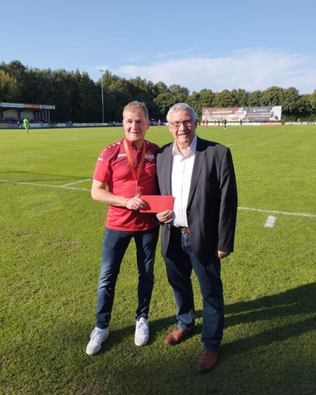 Der VfL Emslage erhielt im Rahmen der der diesjährigen Mitgliederversammlung eine sehr großzügige Anerkennung für die gute Schiedsrichterarbeit vom Vorsitzenden des Niedersächsischen Fußballverbandes im Kreis Emsland Heinz-Gerd Evers. Aktuell leiten sechs aktive Schiedsrichterinnen und Schiedsrichter vom VfL Spiele in unterschiedlichen Spielklassen.
Gerne würde der VfL den Kreis seiner Schiedsrichter weiter vergrößern. Meldet euch bei Interesse bitte bei @marcf.17 . Marc Flottrong fungiert als Ansprechpartner für unsere Schiedsrichter im Verein. Seine Kontaktdaten und den kompletten Bericht findet ihr auf unserer Webseite.
Wir bedanken uns herzlichst beim NFV Emsland für den Einkaufsgutschein bei unserem Sportausrüster RABONA Teamsport.