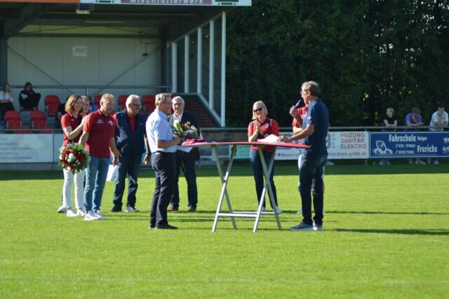 Alois Schwenen wurde am vergangenen Sonntag für seine 50-jährige ehrenamtliche Tätigkeit für den VfL Emslage durch Willi Fenslage vom Kreissportbund Emsland ausgezeichnet. Dafür gab es die höchste Auszeichnung, die der Kreissportbund Emsland für ehrenamtliche Tätigkeiten vergeben kann: Die goldene Ehrennadel mit Brillanten.

Willi Fenslage vom Kreissportbund Emsland ehrt Alois Schwenen für seine 50 jährige ehrenamtliche Tätigkeit beim VfL Emslage
Im Jahr 1974 übernahm Alois die Verantwortung für die Kasse beim VfL und hatte die Funktion des Kassenwarts für mehr als 20 Jahre inne. Seit der Gründung des Tennisvereins bis zum heutigen Tag ist Alois als Kassenwart für die Tennisabteilung tätig. Parallel dazu war Alois jahrzehntelang als Fußballer und Kegler im Verein aktiv. Willi Fenslage fand während der Ehrung sehr wertschätzende Worte für diese Lebensleistung und hob die Bedeutung des Ehrenamtes für die Gesellschaft hervor. Alois bedankte sich im Anschluss bei seiner Familie und insbesondere bei seiner Frau Gertrud, die ihm “in all den Jahren den Rücken für sein ehrenamtliches Engagement frei gehalten hat”.
Lieber Alois, im Namen aller VfLer beglückwünschen wir dich zu dieser Ehrung und bedanken uns für deine herausragende ehrenamtliche Tätigkeit für den VfL Emslage.