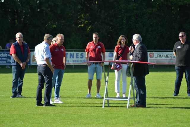 Werner Rühlmann hat für seine herausragenden Verdienste für den Fußballsport und für seine langjährige und tatkräftige ehrenamtliche Tätigkeit beim VfL Emslage die goldene Ehrennadel vom Vorsitzenden des NFV im Kreis Emsland Heinz-Gerd Evers erhalten. Herzlichen Glückwunsch zur Ehrung und vielen Dank für deinen herausragenden Einsatz in den vergangenen Jahrzehnten, lieber Werner. Den kompletten Bericht findet ihr auf unserer Webseite.