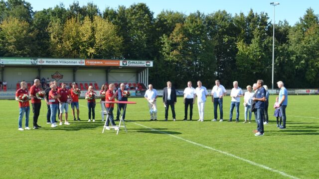 Am 22. September 2024 wurde im Rahmen der rot-weißen Wochenendes der neue Fußballplatz in Fullen gemeinsam mit den eingeladenen Ehrengästen und den Förderern eröffnet. Begrüßen konnte der VfL Emslage Dr. Hubert Kruse vom Landkreises Emsland, Gerd Gels als stellvertretenden Bürgermeister der Stadt Meppen und als Ortsvorsteher von Versen, Willi Fenslage vom Kreissportbund Emsland, Reiner Fübbeker als Ortsvorsteher von Fullen, Thomas Bröker als Ortsvorsteher von Rühle, Johanna Lemper als stellvertretende Bürgermeisterin der Gemeinde Twist, Christian Lüske als Geschäftsführer der Firma Lüske, Josef Rojer von der Firma Lindschulte sowie Heinz-Gerd-Evers als Vorsitzenden des Niedersächsischen Fußballverbandes im Kreis Emsland.
Der Vorstand des VfL richtete Dankesworte an die die Stadt Meppen, an den Landkreis Emsland und an den Kreissportbund Emsland für die großzügige finanzielle Unterstützung bei der Errichtung des neuen Fußballplatzes sowie an die vielen freiwilligen Helfer, die bei der Fertigstellung des Platzes geholfen haben. Ebenfalls bedankte sich der VfL Emslage bei Christian Lüske als Geschäftsführer der Firma Lüske und bei Josef Rojer von der Firma Lindschulte, die für die Planung bzw. den Bau des Platzes verantwortlich waren.
Danach richteten Dr. Hubert Kruse, Gerd Gels sowie Willi Fenslage ihre Grußworte an die zahlreichen Zuschauer und an den Vorstand des VfL. Dabei hoben sie insbesondere die Bedeutung des Ehrenamtes und die Wichtigkeit der Sportvereine in der Stadt Meppen und im Landkreis Emsland hervor. Eine gemütliche Runde bei Kaffee und Kuchen rundete die Eröffnung des neuen Fußballplatzes im Anschluss ab.